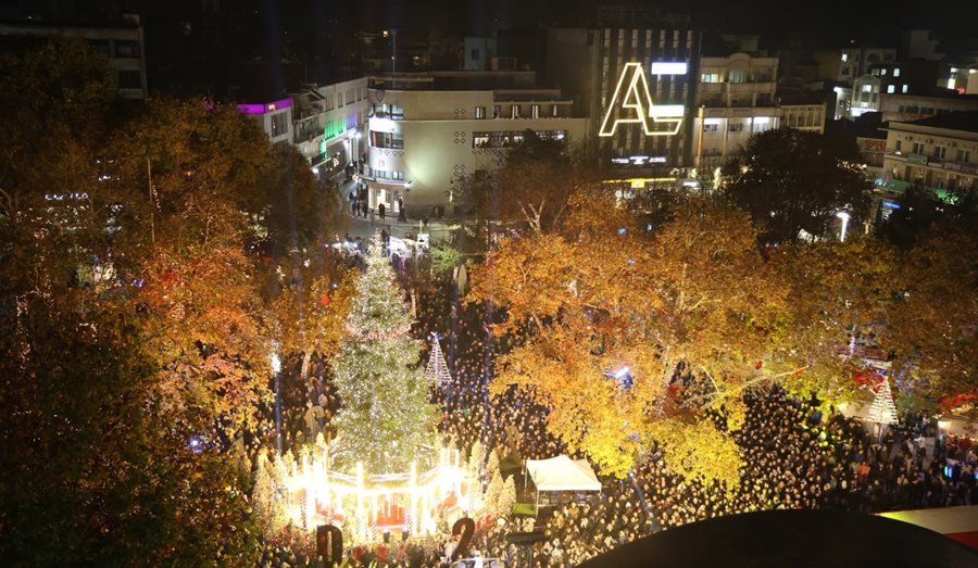 Η κεντρική πλατεία με το Χριστουγεννιάτικο δέντρο από ψηλά