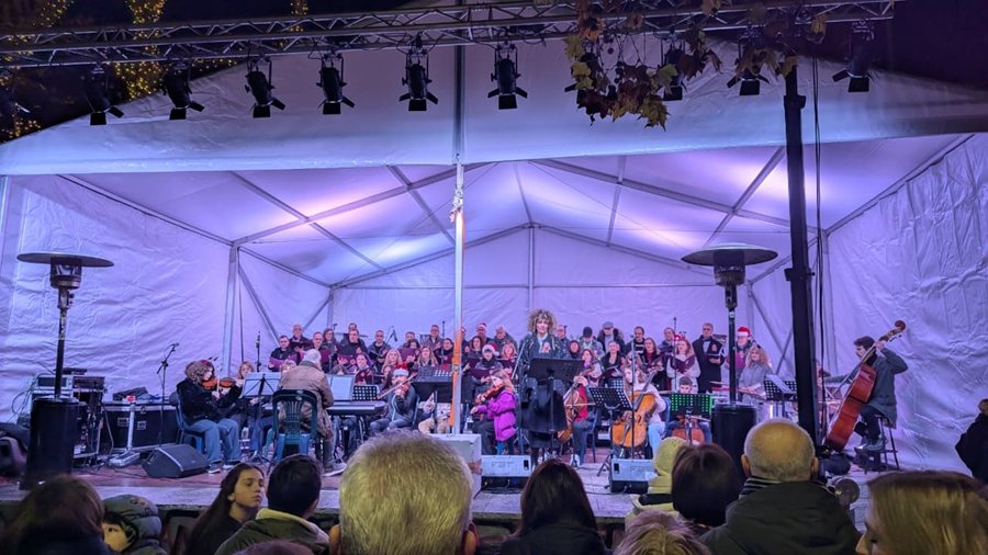 Φωτογραφίες από το drone show στην κεντρική πλατεία της Λάρισας