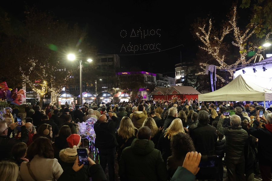 Φωτογραφίες από το drone show στην κεντρική πλατεία της Λάρισας