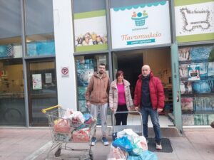 O προπονητής της ομάδας κος Παπαθανασίου Ανδρέας με εκπρoσώπους του Κοινωνικού Παντοπωλείου