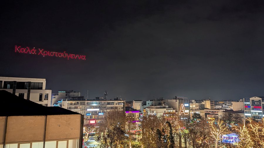 Λάμψη, φως και χριστουγεννιάτικες μελωδίες στην καρδιά της Λάρισας – Μαγευτικό drone show στον νυχτερινό ουρανό της πόλης