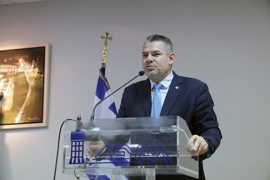 Στιγμιότυπο από την γιορτή της ΔΕΥΑΛ για την κοπή της πρωτοχρονιάτικης πίτας