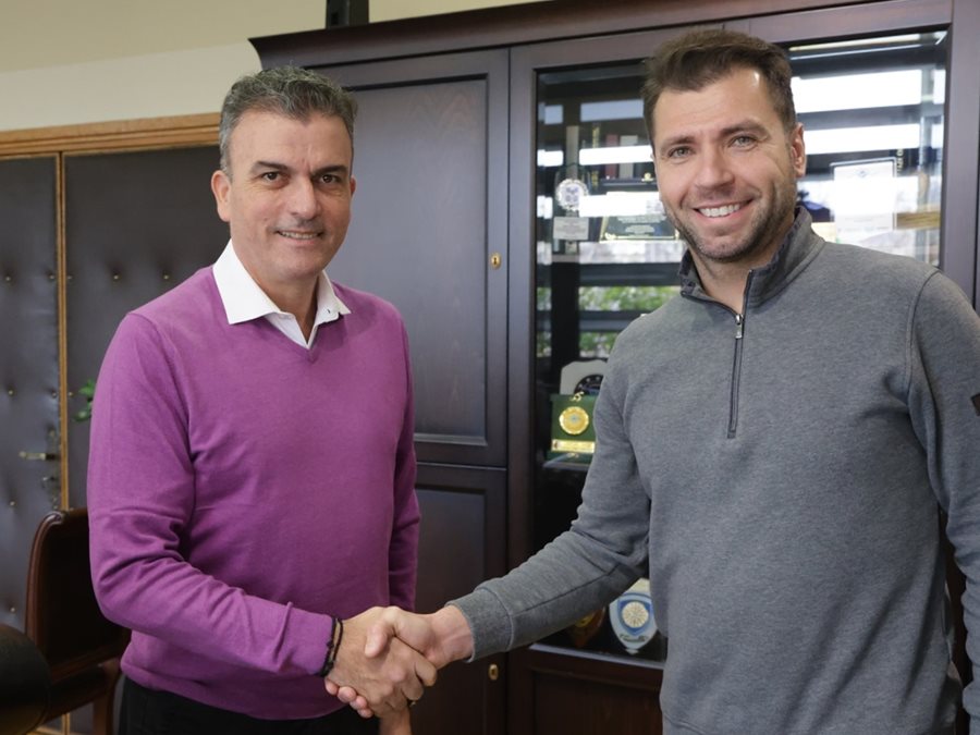 Ο νεοπροσληφθείς σε χειραψία με τον Δήμαρχο