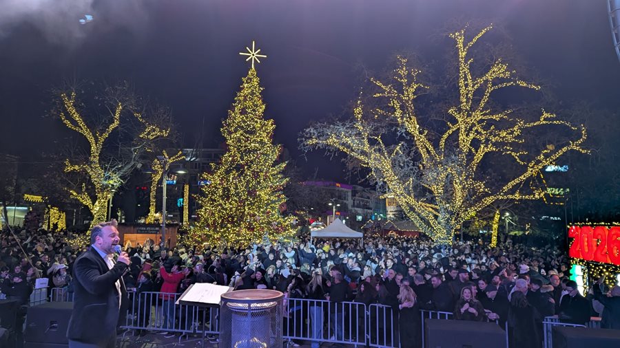 Στιγμιότυπο από την εκδήλωση υποδοχής του νέου χρόνου στην Κεντρική Πλατεία με τον Δώρο Δημοσθένους