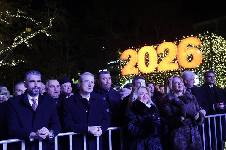 Στιγμιότυπο από την εκδήλωση υποδοχής του νέου χρόνου στην Κεντρική Πλατεία με τον Δώρο Δημοσθένους