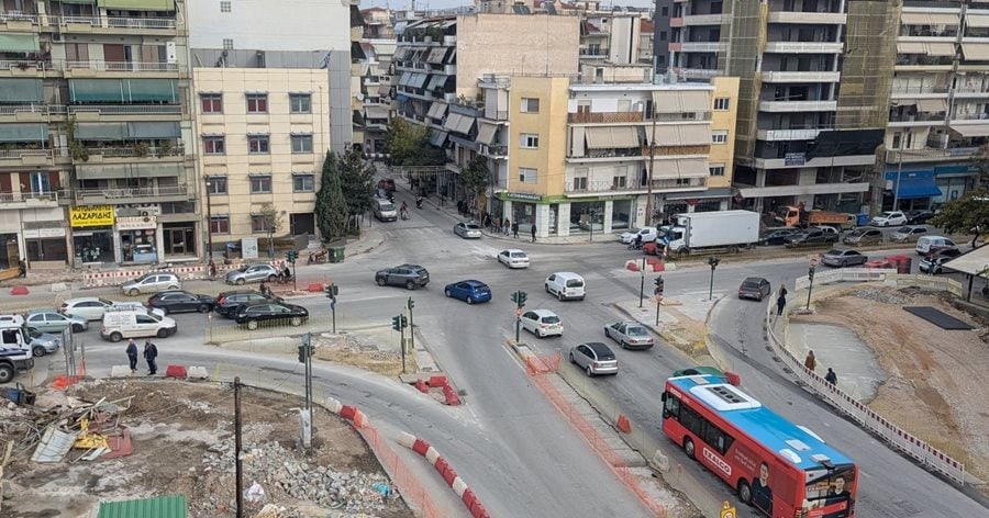 Αντιπροσωπευτική εικόνα του κυκλικού κόμβου Φαρσάλων με κυκλοφοριακές ρυθμίσεις.