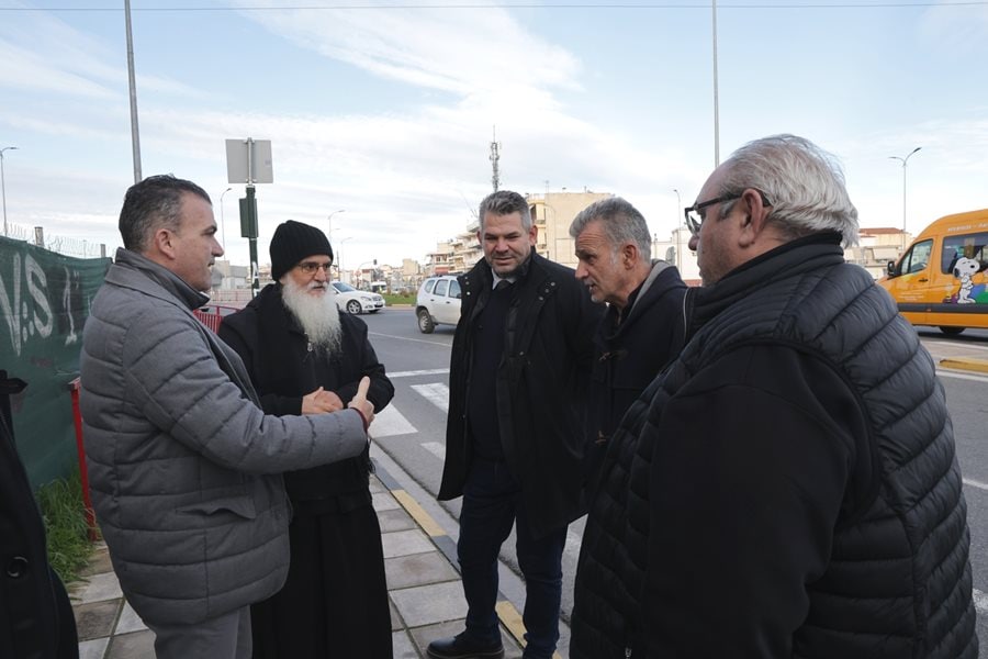Ομάδα στελεχών του Δήμου Λαρισαίων πραγματοποιεί αυτοψία στην οδό Βόλου.