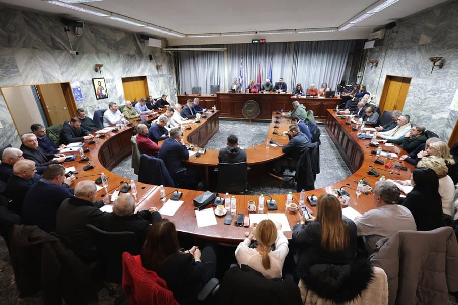 Ανθρώπινη συνεδρίαση με συμμετοχή δημοτικών συμβούλων και διοικήσεων.