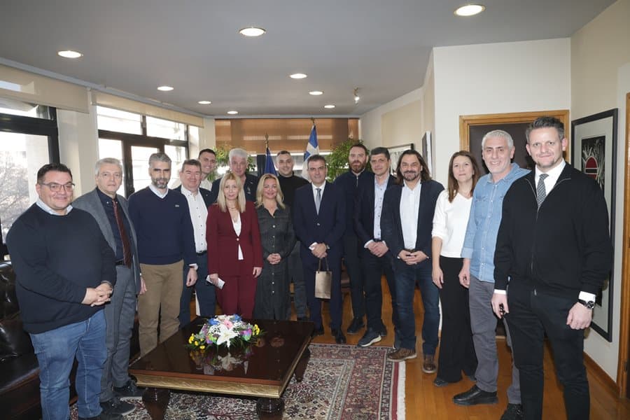 Άνθρωποι συγκεντρωμένοι στο Δημαρχείο Λάρισας για ευχές στον Θανάση Μαμάκο.