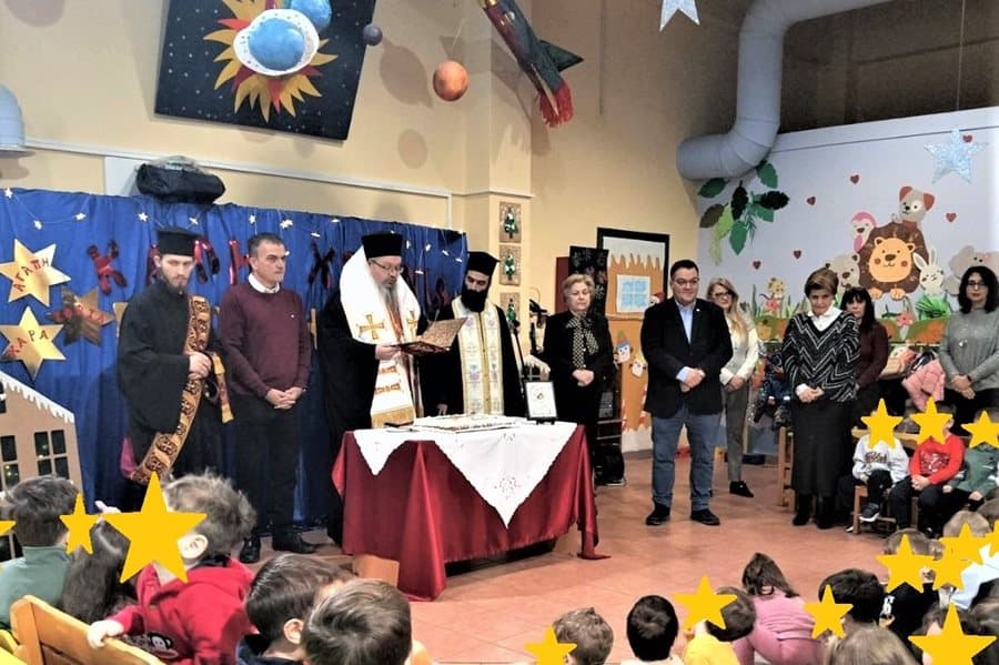 Ανθρώπινη παρουσία σε εκδήλωση κοπής πίτας Παιδικών Σταθμών Δήμου Λαρισαίων.