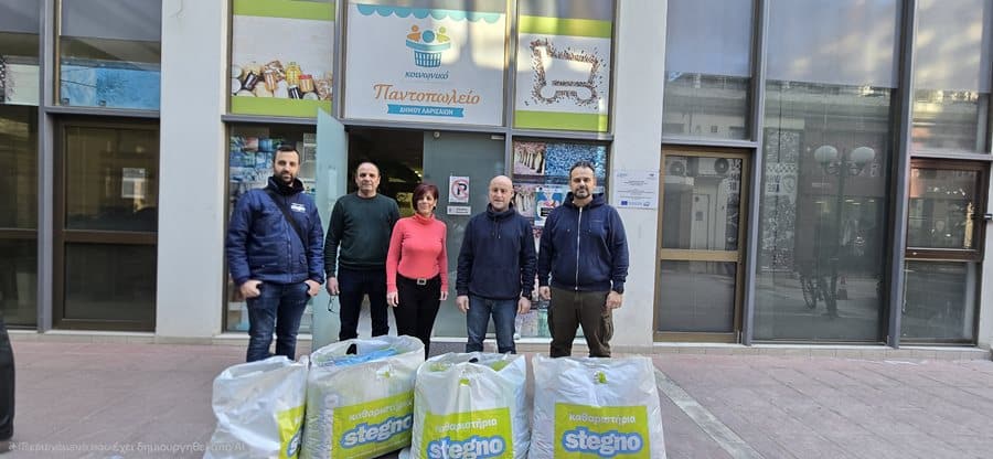 Εθελοντές με σακούλες καθαριστικών "Stegno" προσφέρουν βοήθεια στο Κοινωνικό Παντοπωλείο του Δήμου Λ.