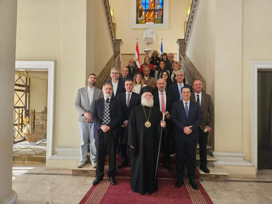 Ομάδα πολιτικών και θρησκευτικών ηγετών στη Λάρισα, σε επίσημη συνάντηση.