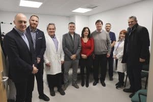 Ομάδα επαγγελματιών και εκπροσώπων σε δωρεά στο εργαστήριο πυρηνικής ιατρικής.