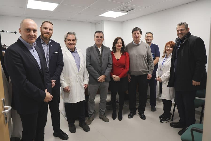 Ομάδα επαγγελματιών και εκπροσώπων σε δωρεά στο εργαστήριο πυρηνικής ιατρικής.