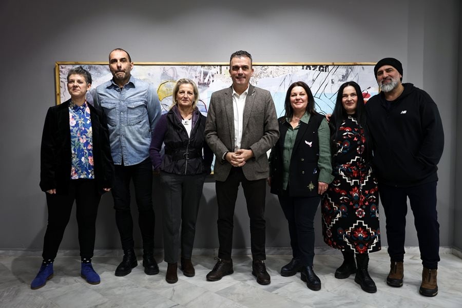 Άνθρωποι σε εκδήλωση τέχνης και πολιτισμού στη Δημοτική Πινακοθήκη Λάρισας, με το θέμα «Χώρος και βή.