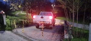 Αστυνομικό όχημα μπλοκάρει την πρόσβαση στην εσωτερική κοίτη Πηνειού, σε επιφυλακή ΔΕΥΑΛ και Πολιτικ.