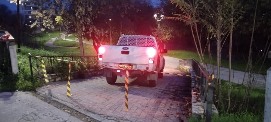 Αστυνομικό όχημα μπλοκάρει την πρόσβαση στην εσωτερική κοίτη Πηνειού, σε επιφυλακή ΔΕΥΑΛ και Πολιτικ.