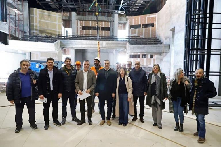 Ομάδα επισκεπτών και στελεχών στο εργοτάξιο του Θεάτρου ΟΥΗΛ στη Λάρισα.