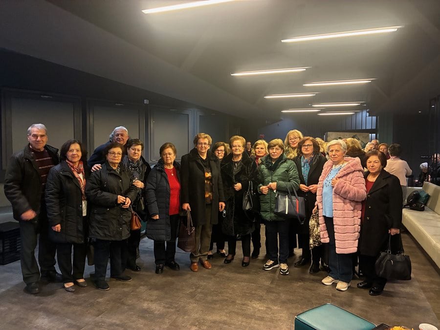 Ανθρώπινη ομάδα ηλικιωμένων συμμετέχει σε πολιτιστική εκδήλωση με ταινία «Καποδίστριας».