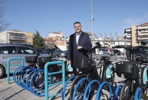 Νέο ποδήλατο δημόσιας χρήσης σε δημοτικό πάρκινγκ, ενισχύοντας τη βιώσιμη μετακίνηση.