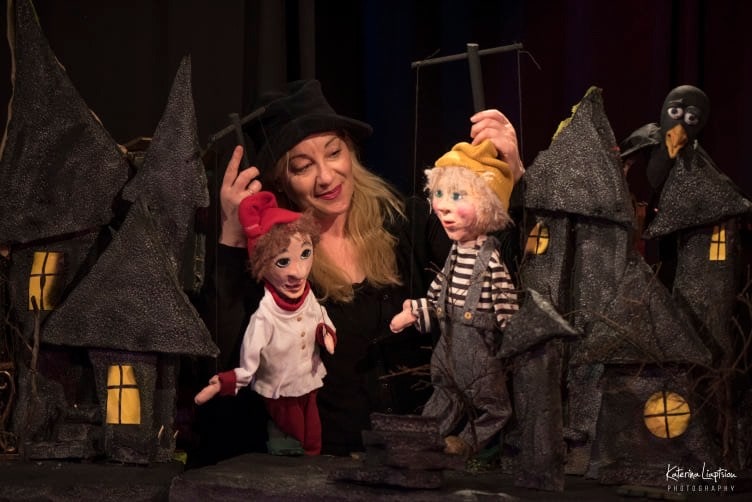 Ηθοποιός με μαριονέτες στην παράσταση "Ο Μισάνθρωπος" του Μολιέρου, στο Θέατρο Λάρισας.