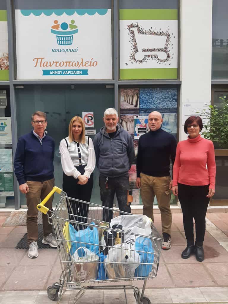 Ανθρώπινη προσφορά μελιού από τον Μελισσοκομικό Σύλλογο Λάρισας στο Κοινωνικό Παντοπωλείο.