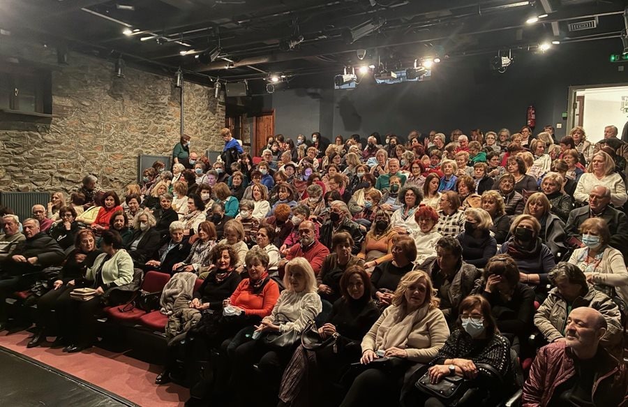 Συγκεντρωμένο κοινό ΚΑΠΗ του Δήμου Λαρισαίων σε θεατρική παράσταση.