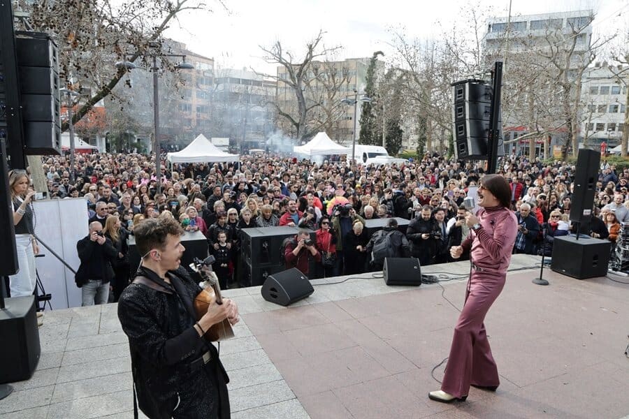 Εικόνα από το δημοτικό πάρκο στη Λάρισα με κόσμο που διασκεδάζει σε εκδήλωση.