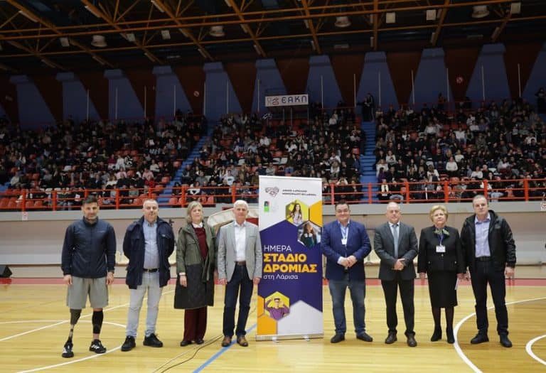 Ανδρες και γυναίκες σε εκδήλωση του Δήμου Λαρισαίων για το μέλλον της Gen Z.