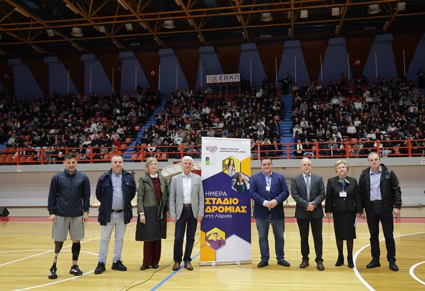 Ανδρες και γυναίκες σε εκδήλωση του Δήμου Λαρισαίων για το μέλλον της Gen Z.