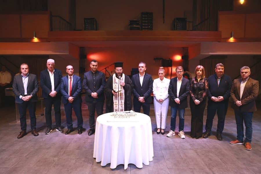 Ανθρώποι τρίτης ηλικίας και διοίκηση σε εκδήλωση του Δήμου Λαρισαίων.