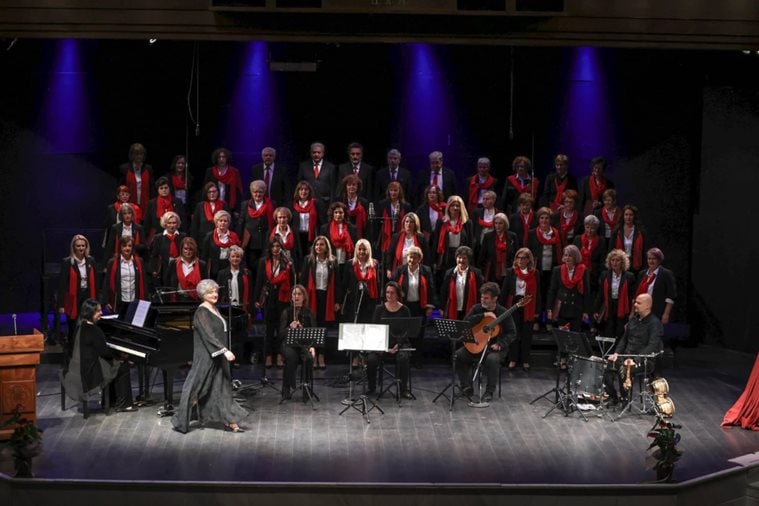 Ορχήστρα και χορωδία στη συναυλία στο Δημοτικό Ωδείο Λάρισας.