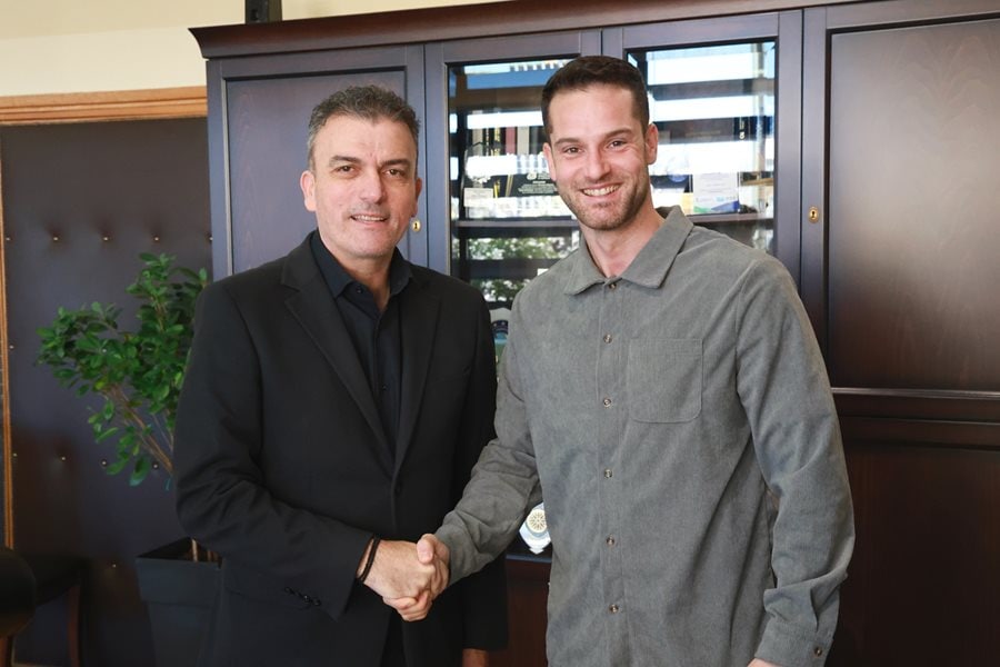 Ανδρας και Λάμπρος Μπεργιάννης σε χειραψία.