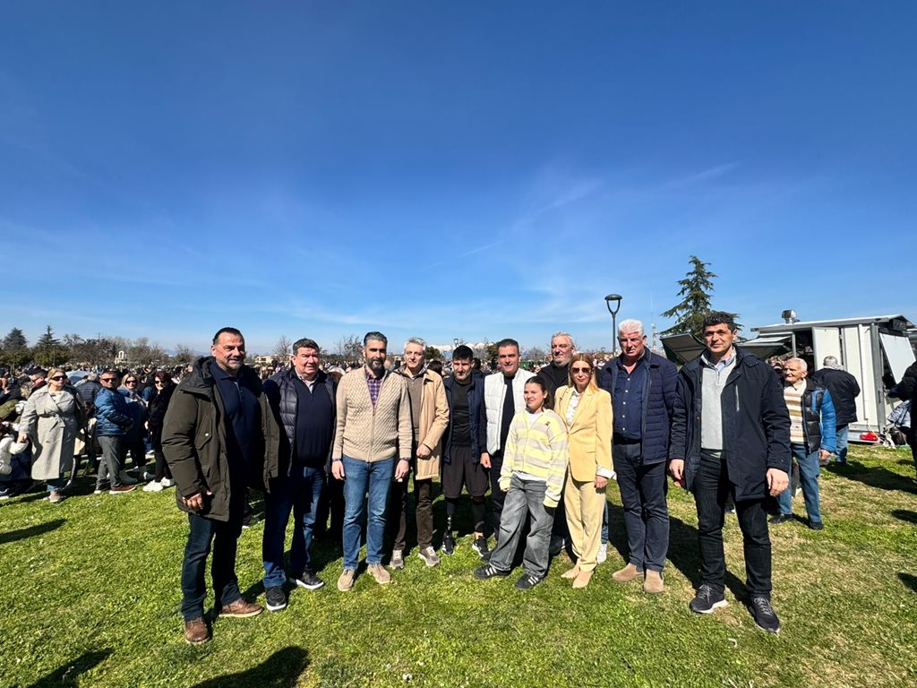 Χιλιάδες Λαρισαίοι στο Πάρκο των Χρωμάτων για τα Κούλουμα – Μουσική, χορός, σαρακοστιανά και πέταγμα χαρταετών σε κάθε γωνιά