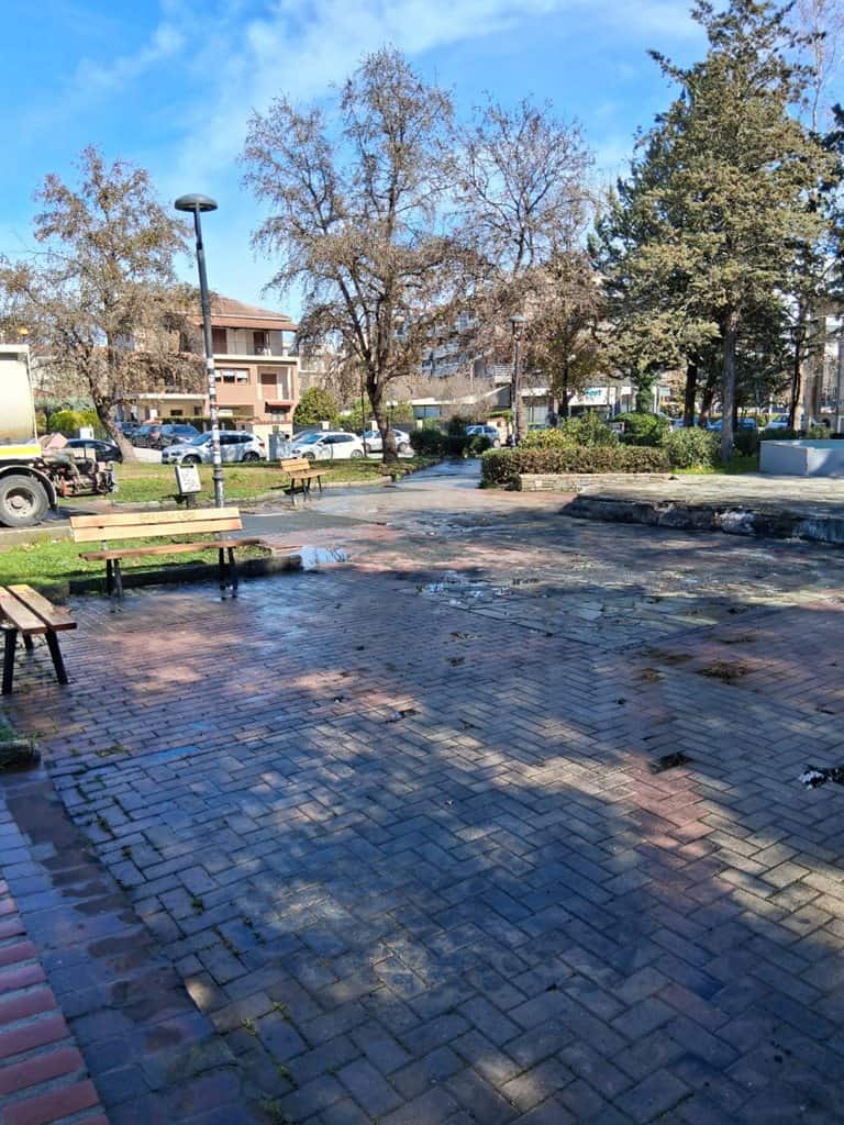 Αντικατάσταση και καθαρισμός του πεζοδρομίου στην πλατεία Ζιαζιά μετά τις καταστροφές.