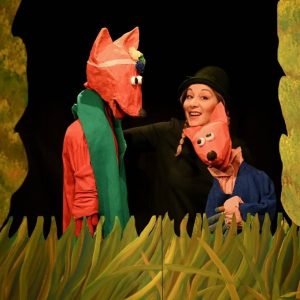 Ανθρώπινη παράσταση με κουκλοθέατρο, παρουσιάζοντας τους μύθους του Αισώπου με διασκεδαστικό τρόπο.