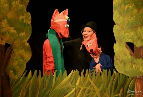 Ανθρώπινη παράσταση με κουκλοθέατρο, παρουσιάζοντας τους μύθους του Αισώπου με διασκεδαστικό τρόπο.