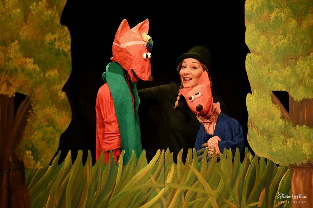 Ανθρώπινη παράσταση με κουκλοθέατρο, παρουσιάζοντας τους μύθους του Αισώπου με διασκεδαστικό τρόπο.