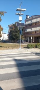 Έξυπνη διάβαση και παγκάκι με ηλιακούς συλλέκτες στην πόλη της Λάρισας.