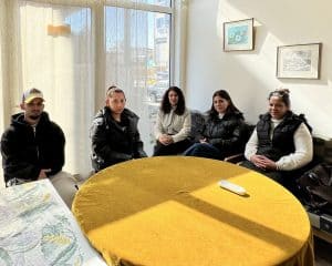 Ανθρώπινες συζητήσεις σε εργαστήριο υποστήριξης Ρομά από το Κέντρο Κοινότητας.