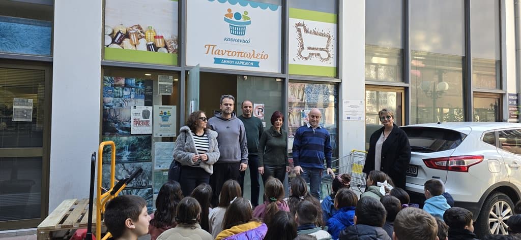 Άνθρωποι συγκεντρώνονται έξω από το Κοινωνικό Παντοπωλείο του Δήμου Λαρισαίων.