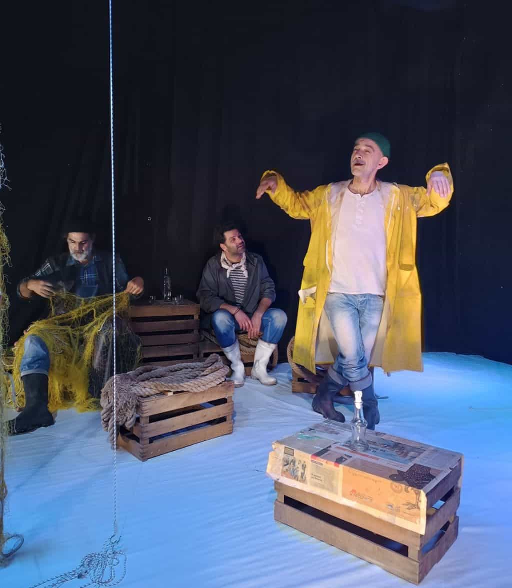 Ο ηθοποιός σε θεατρική παράσταση με σκηνικό και θεατές.