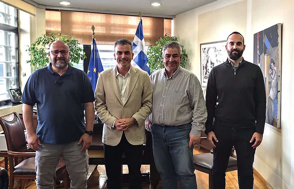 Ανθρώπους σε επίσημη τελετή παράδοσης-παραλαβής γηπέδων τένις στη Λάρισα.