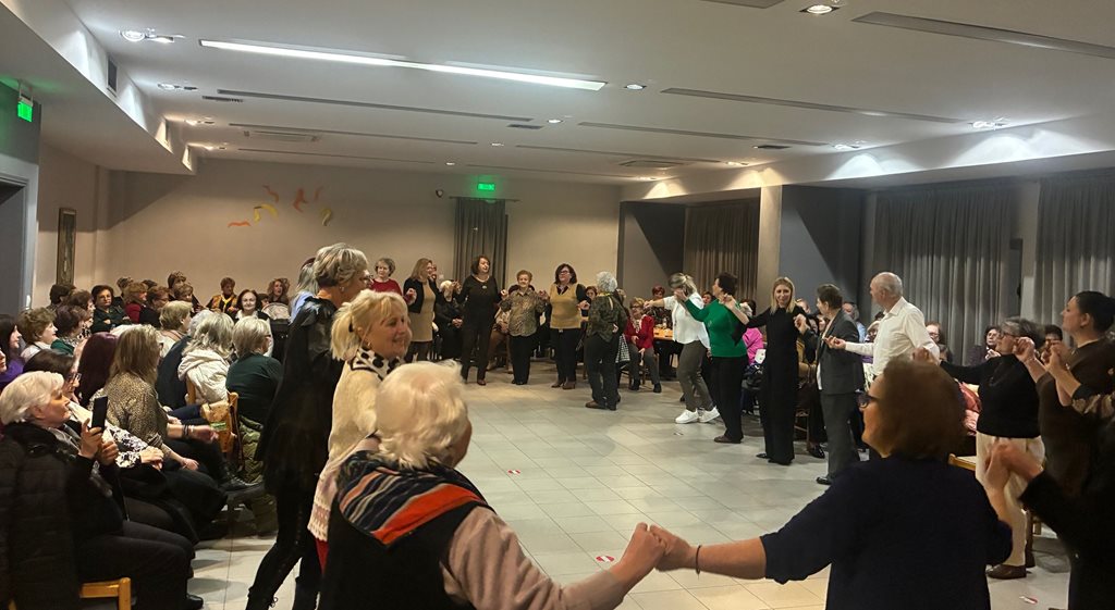 Ανθρώπινες στιγμές και χορός στην εκδήλωση για την Ημέρα της Γυναίκας από τα μέλη ΚΑΠΗ Δήμου Λαρισαί.