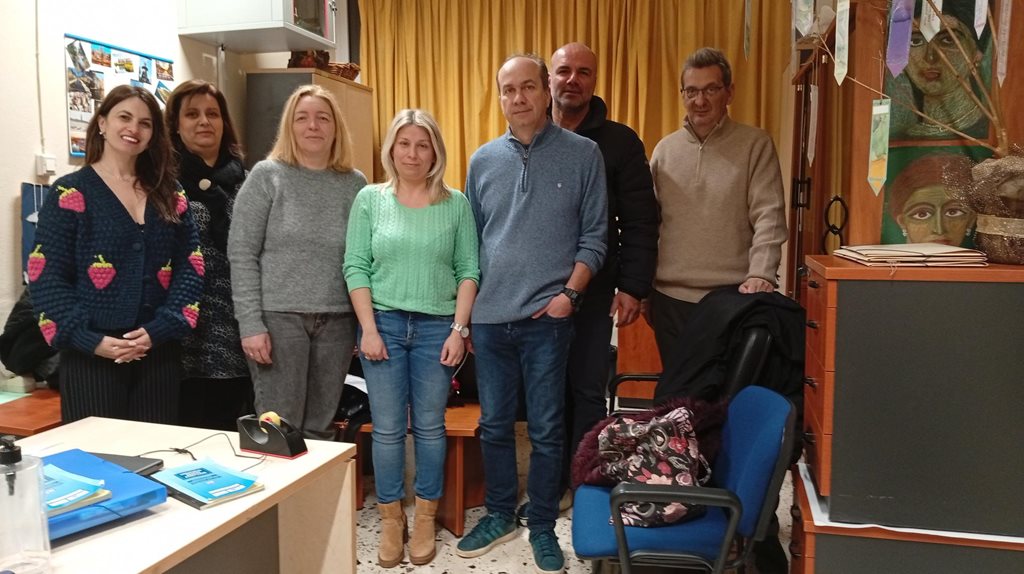 Ανθρώπινη ομάδα κατά την επίσκεψη του Κέντρου Κοινότητας Δήμου Λαρισαίων στο ΣΔΕ Λάρισας με θέμα την.