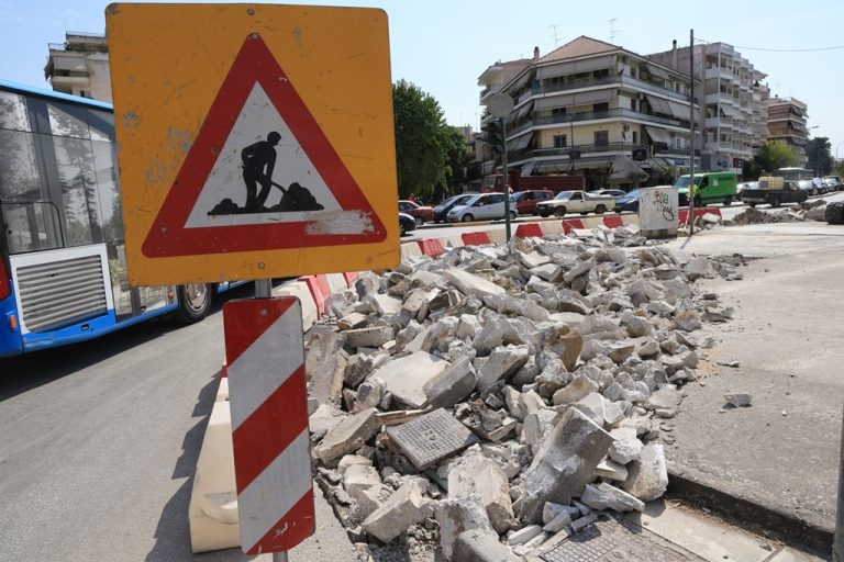 Αντιπροσωπευτική εικόνα εργασιών κατασκευής και ανακατασκευής οδού στη Λάρισα.