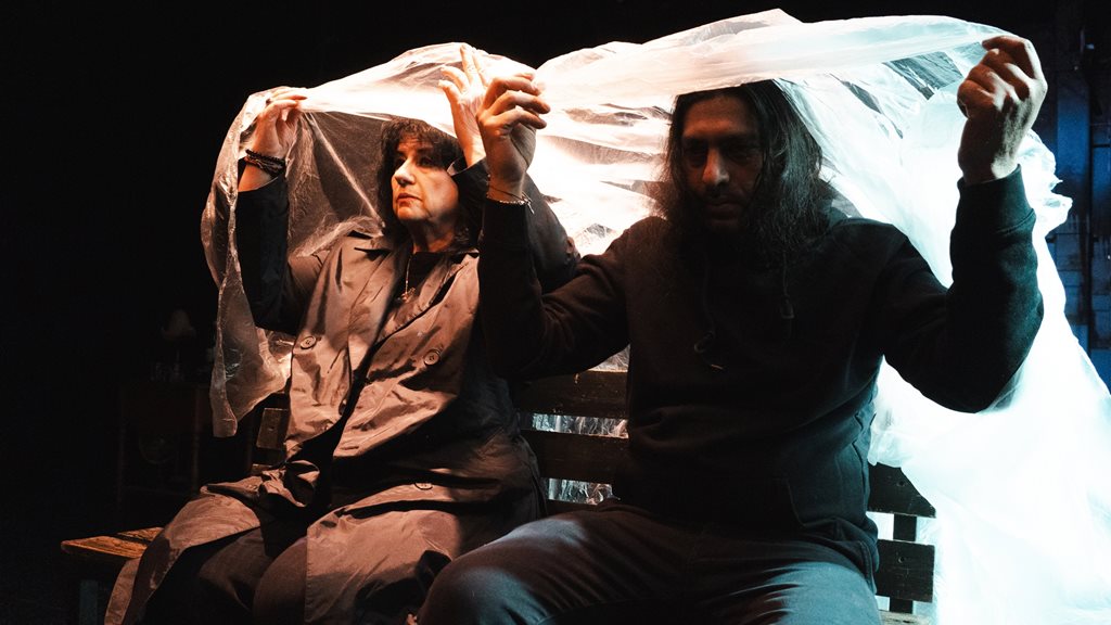 Ανθρώπινα πρόσωπα σε σκηνή με δραματική έκφραση, μέρος της θεατρικής άνοιξης 2026 στη Λάρισα.