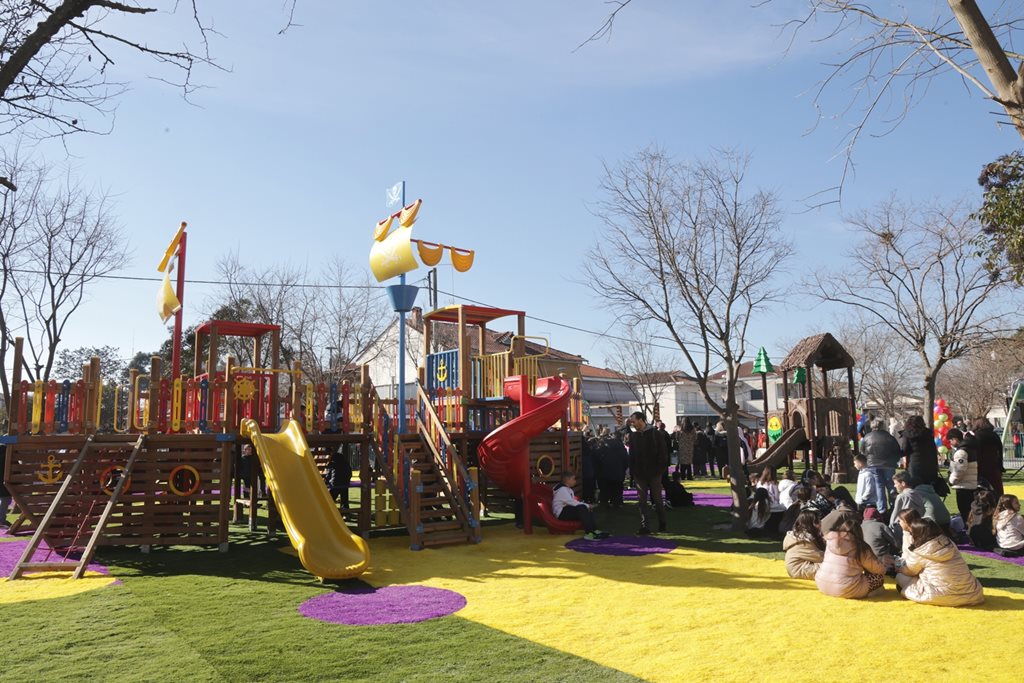 Αντικατάσταση παλαιών παιχνιδιών με σύγχρονα και ασφαλή σε παιδική χαρά στη Λάρισα.