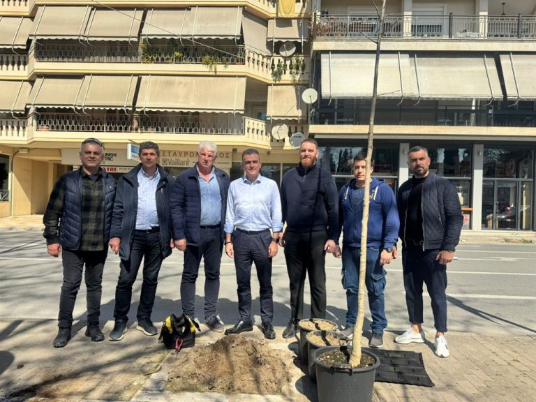 Ομάδα του Δήμου Λαρισαίων φυτεύει δέντρα για το πράσινο αποτύπωμα.