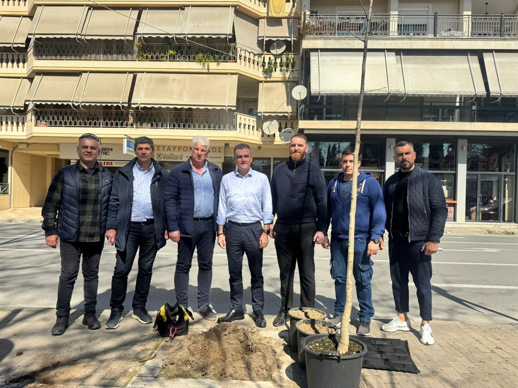 Ομάδα του Δήμου Λαρισαίων φυτεύει δέντρα για το πράσινο αποτύπωμα.